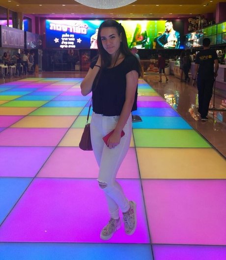 Sara Avni pornstar art gallery