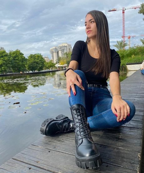 Sara Avni sexy model img