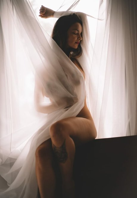 Kami Queiroz model nude gallery