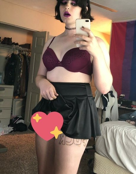 Scarlet Skeie model hot image