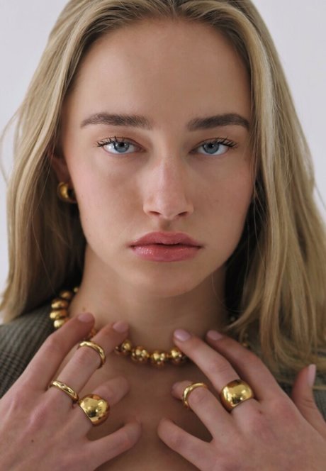 Mia Mastrov erotic model gallery