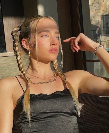 Mia Mastrov exclusive star photos