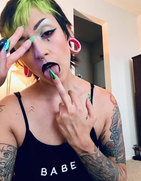 Lornylahorny pretty pornstar image