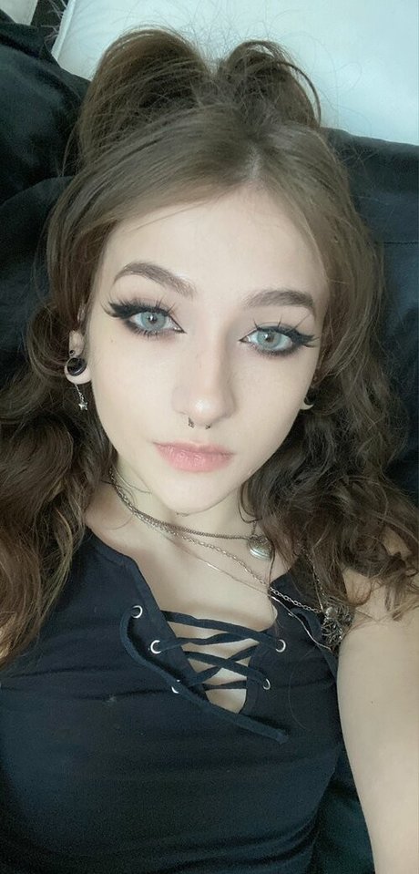 Prettyhostage thumbnail