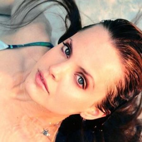 Mena Suvari hot star pic