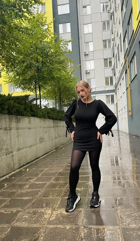 carolinemoore xo hot actress photos