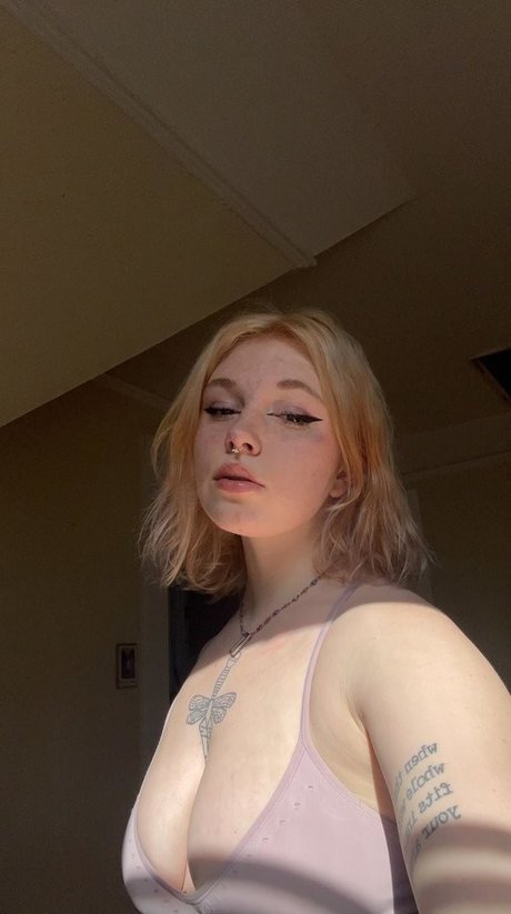 Izzyisdying porn actress image