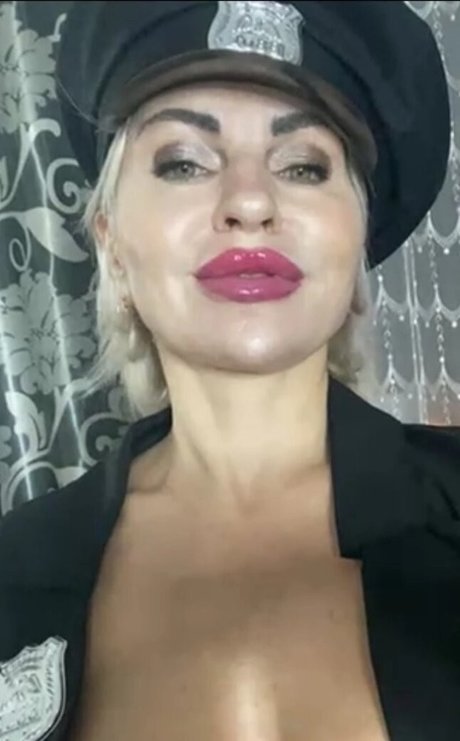 Hotnessi nude model picture