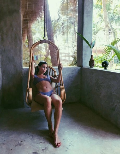 Sinead Harnett star art pictures