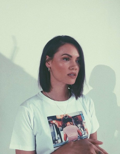 Sinead Harnett art model image