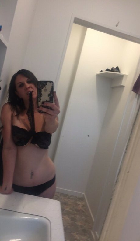 Pixie Holly xxx model photo