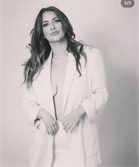 Carlistone hot actress pic