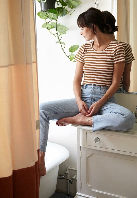 Jodi Balfour hd star pics