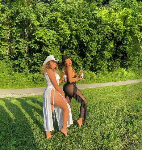 Milf Avocado model picture