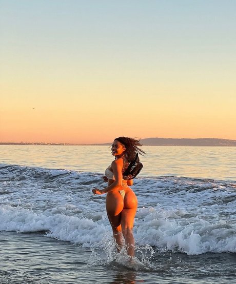 Caitlyn Mwenifumbo pretty model photo