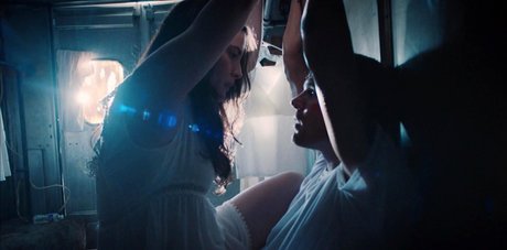 Liv Tyler model adult img