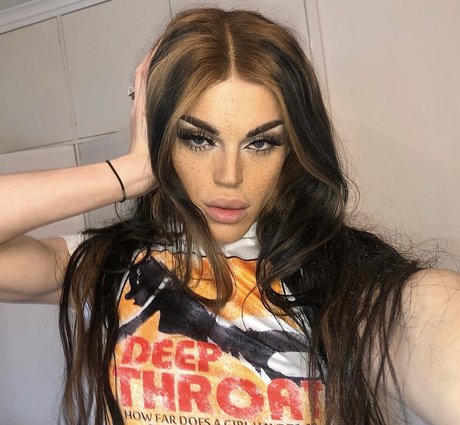 Bronte King model naked image