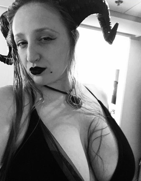 BordeauxBlack naked model image