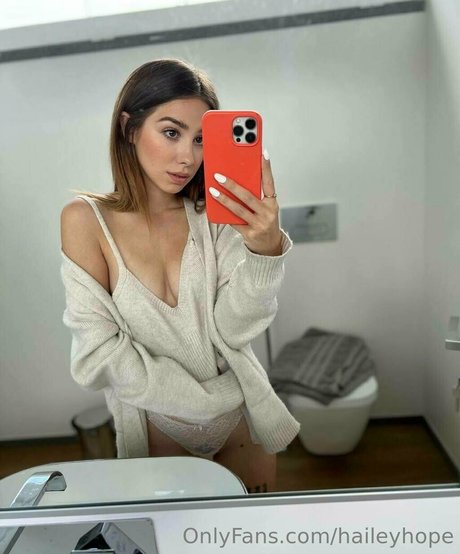 Hailey Hope porn model pic