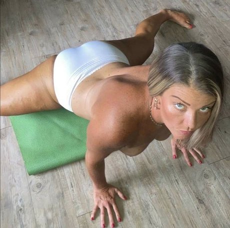 Ms SweetT naked model picture