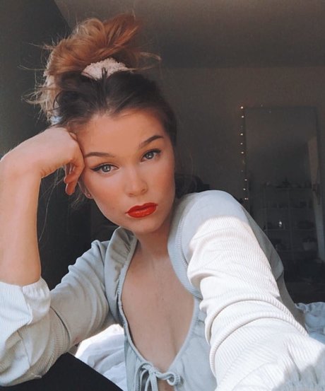 Taymoo sexy actress image