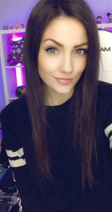 KayPea sexy model pic