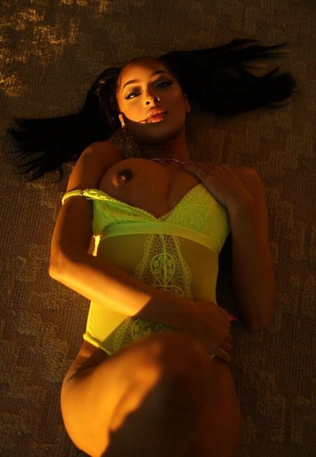 NikkiVictoria2 naked star pictures