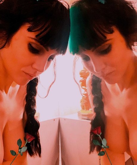 Globelamp erotic model photos