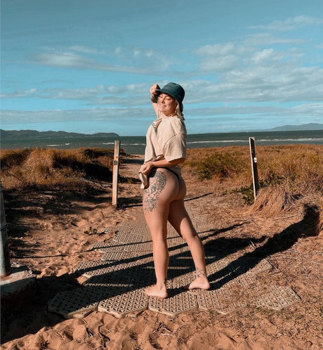 Eden MCK hd pornstar img