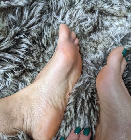 DominantBasset model naked pic