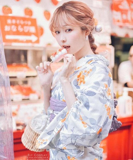 Ely Cosplayer hot actress gallery