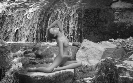 Saju90 naked actress photo