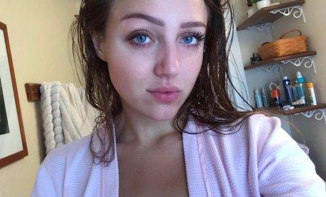 Cassie Camellia beautiful model pics