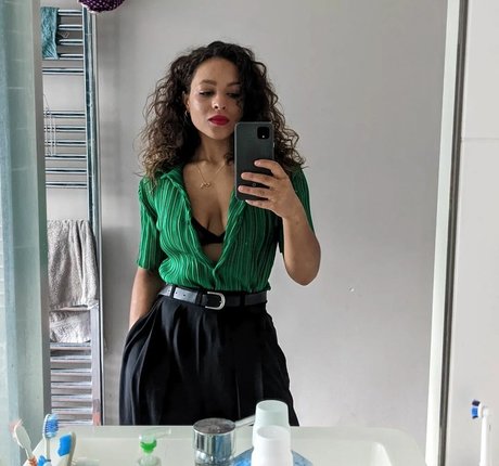 Moya Lothian McLean exclusive model img