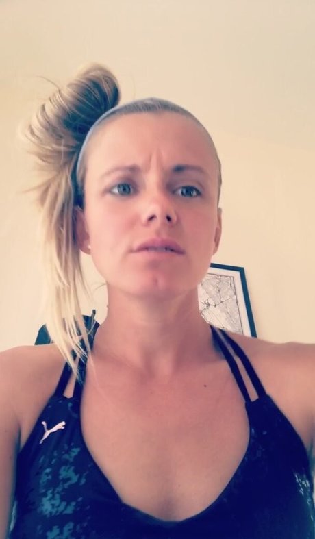 Julia Simic model sexy pictures