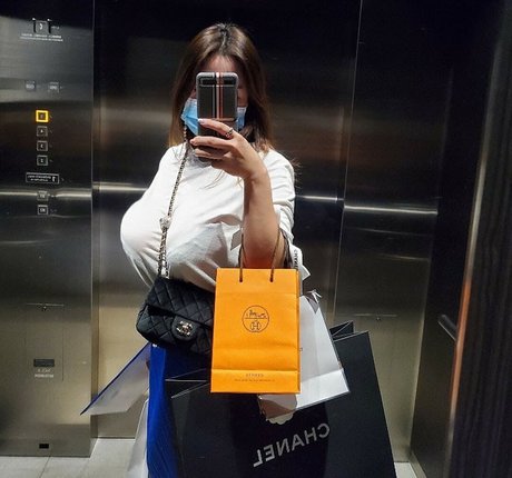 Uelee nude actress image