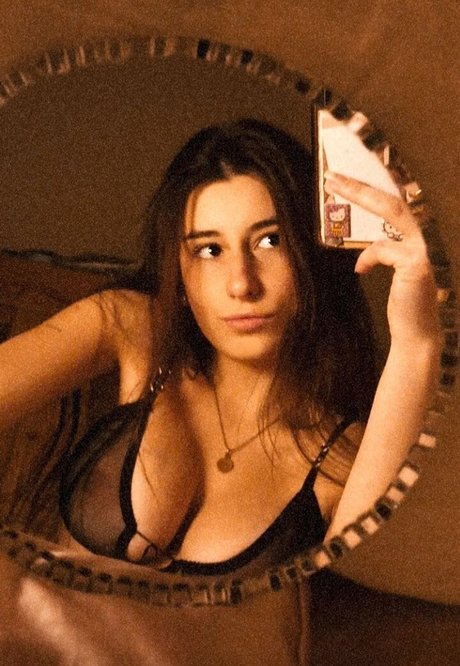 Flor Laneve model nice image