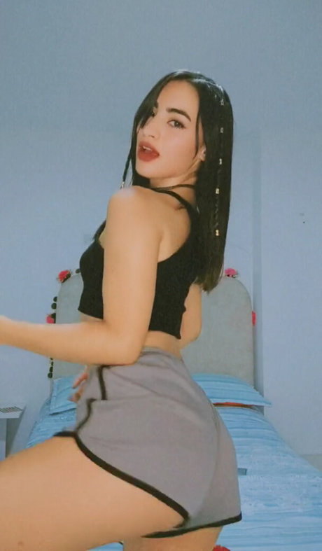 YulenyGz erotic pornstar img