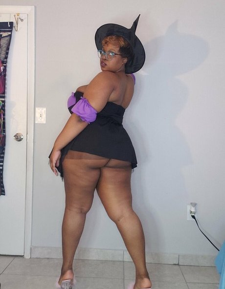 DivineJinn star naked photo