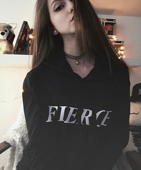 Lumenti nude model img