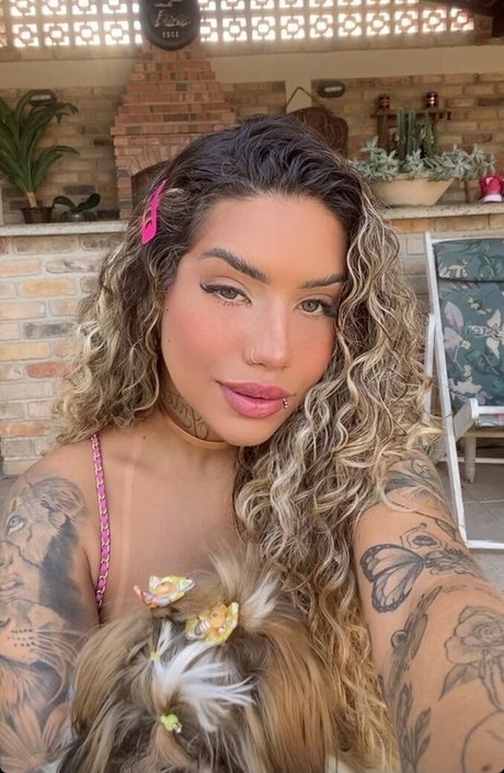 Muito Linda nude pornstar img