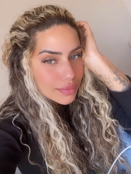 Muito Linda model erotic images