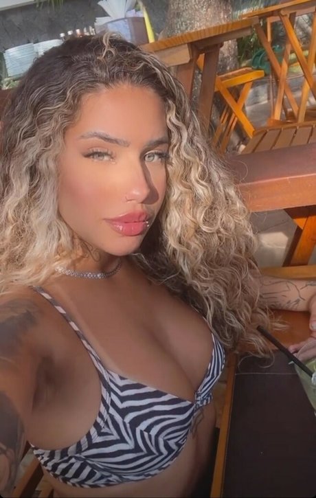 Muito Linda model naked images