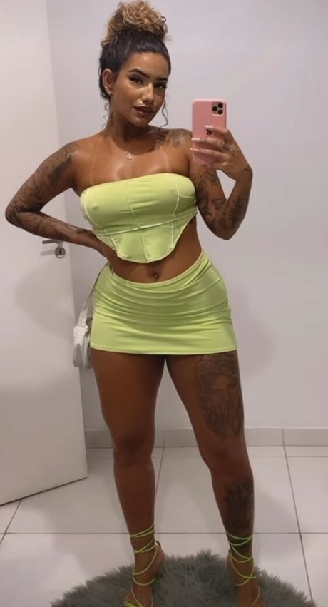 Muito Linda star hot photos