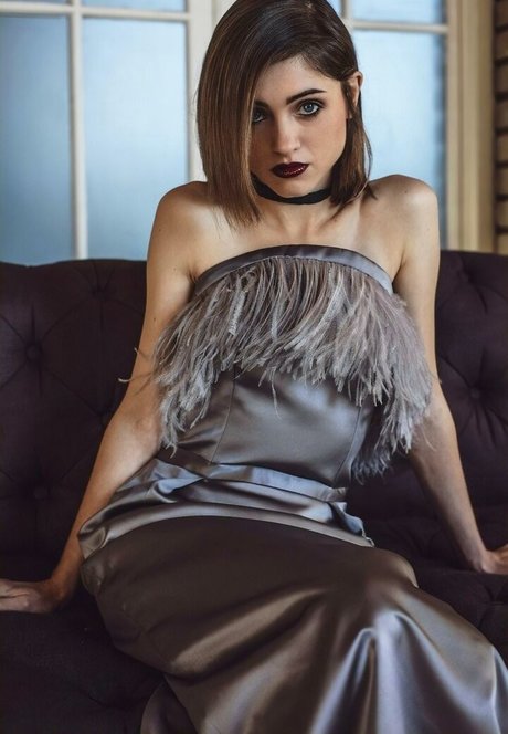 Natalia Dyer model nudes gallery