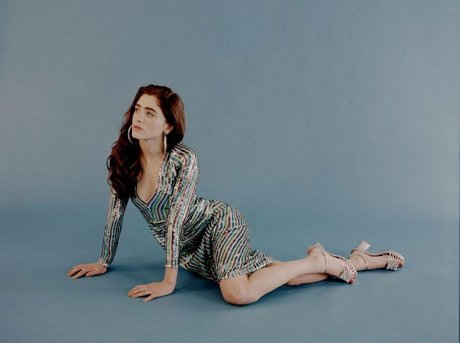 Natalia Dyer hot star galleries