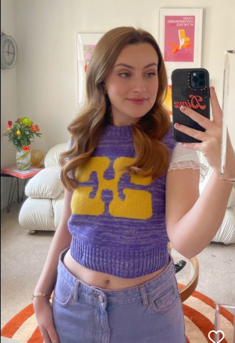 Amelia Dimoldenberg model nude pic