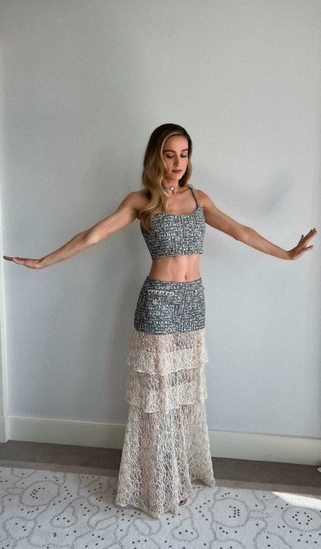 Brie Larson erotic actress img