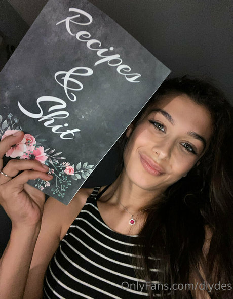 diydes pornographic actress pic