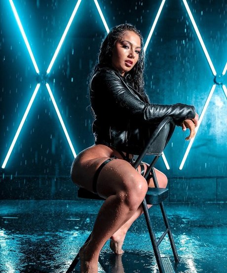 Skye Dolecki star sexy pic